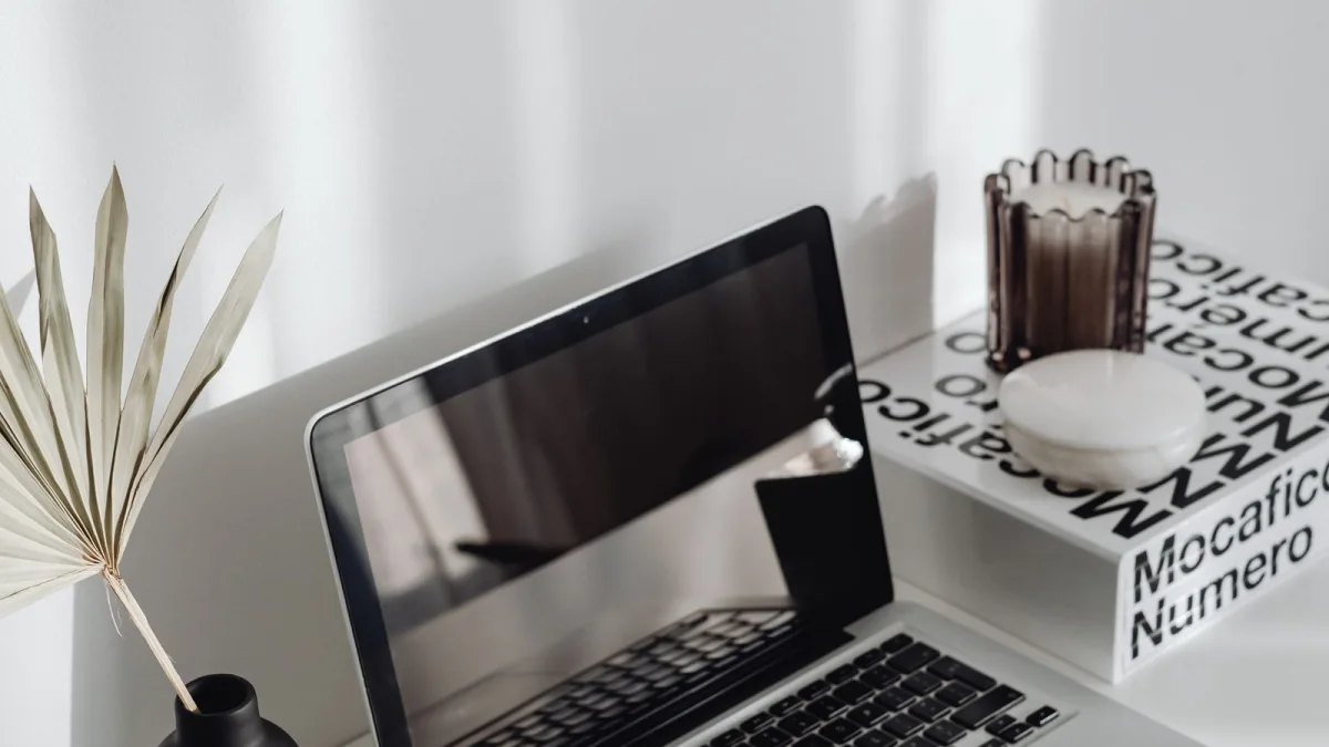 Un portátil sobre un escritorio ordenado en un espacio de trabajo minimalista
