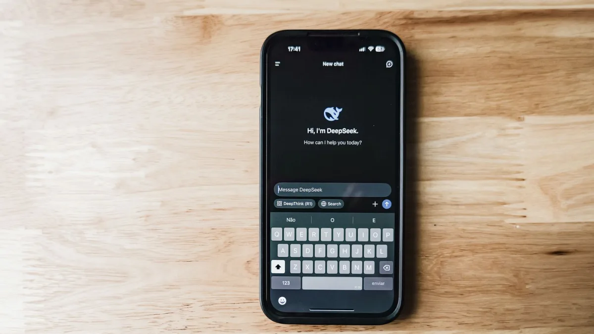 Un móvil sobre una mesa muestra en pantalla la conversación de un chatbot de IA