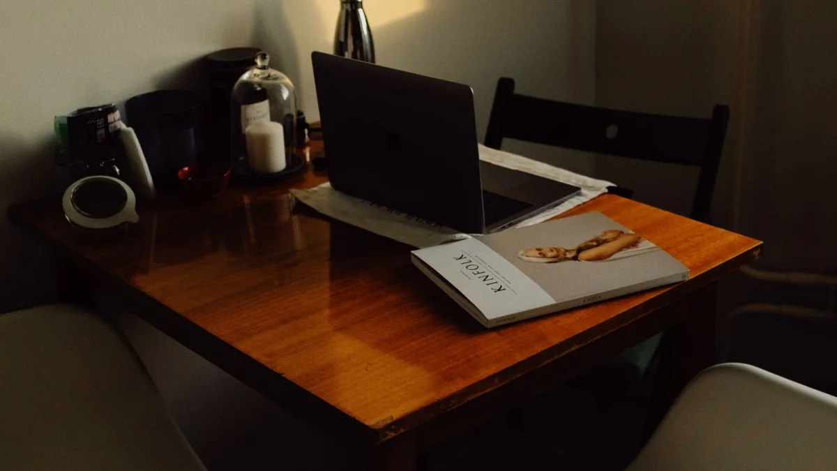 Un portátil abierto en un escritorio de madera en una oficina en casa