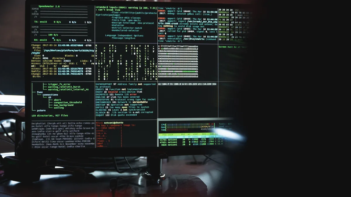 Un monitor mostrando datos de seguridad en verde sobre fondo oscuro