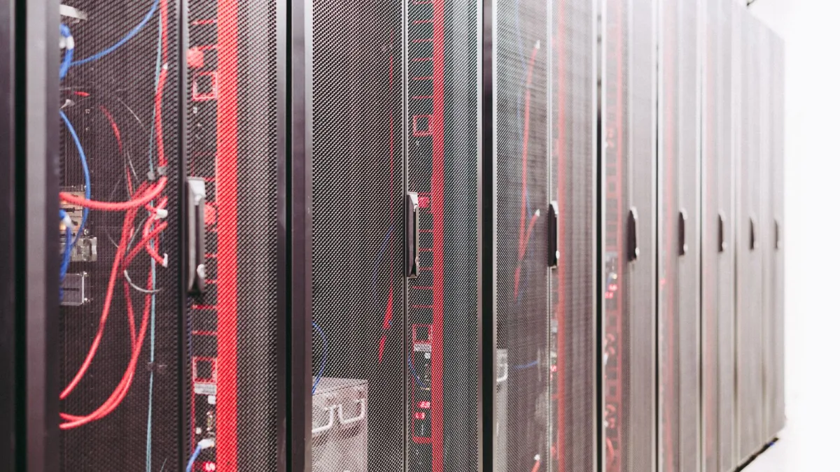 Sala de servidores de un centro de datos con racks de red y cableado ordenado