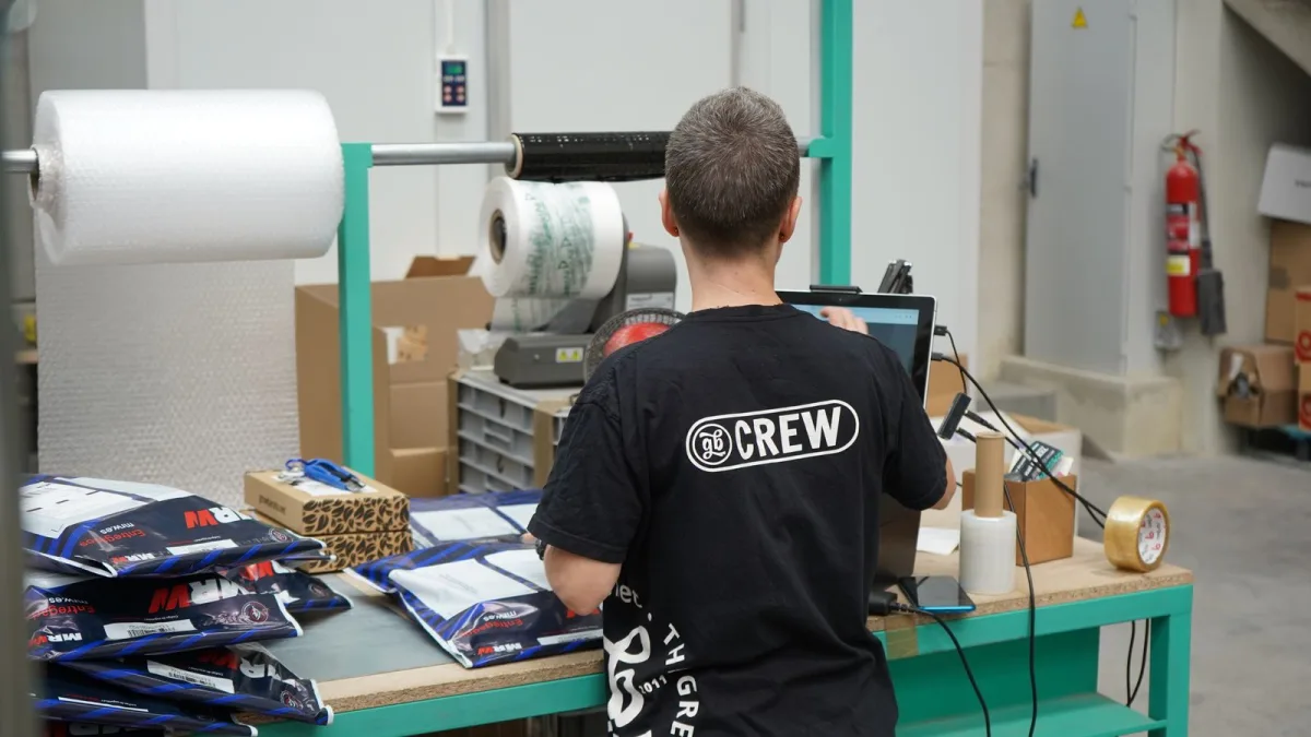 Un operario de almacén hace un control de inventario en un terminal informático