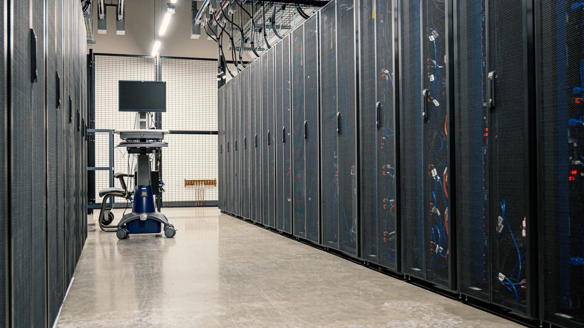 Pasillo de un centro de datos con racks de servidores