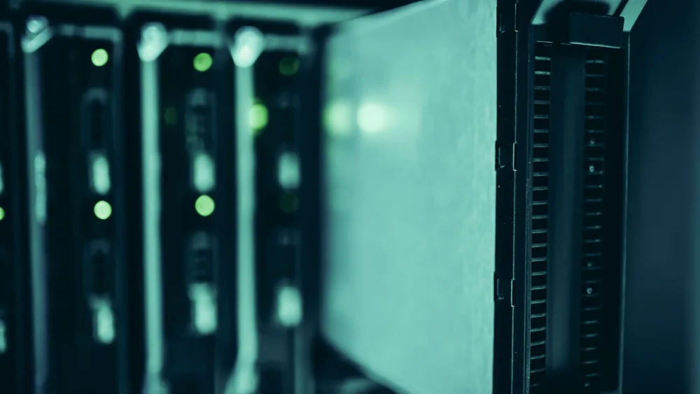Bastidores de servidores en un centro de datos, con luces de estado encendidas