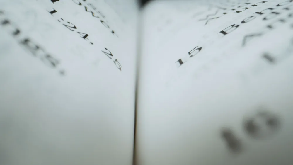 Primer plano de las líneas de texto de un libro abierto