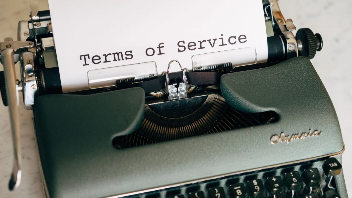 Una máquina de escribir con una hoja en la que se lee "Terms of Service"