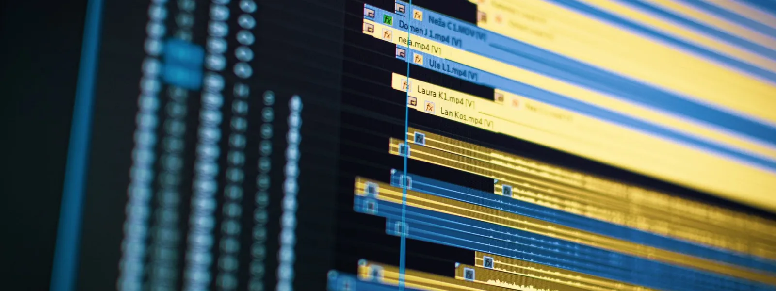 Primer plano de una pantalla de ordenador con una interfaz en funcionamiento
