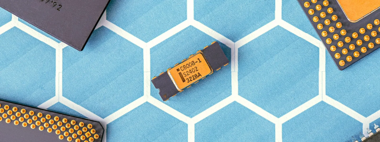 Microprocesadores y un chip sobre un fondo hexagonal azul
