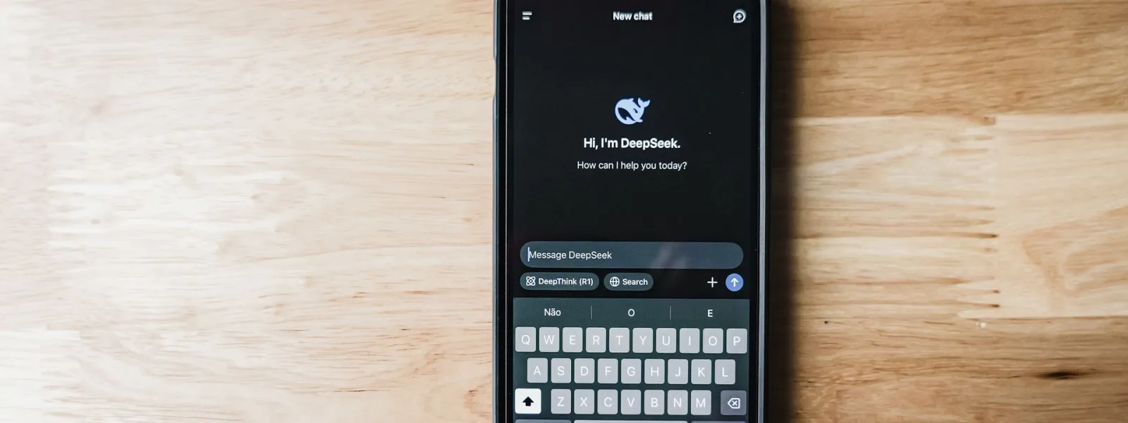 Un smartphone muestra la interfaz de un chatbot con inteligencia artificial