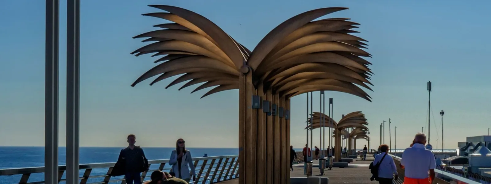 Las palmeras de acero del paseo marítimo de Alicante, junto al Mediterráneo